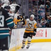 Being celebrated by his teammates: Sidney Crosby. © APA / THEARON W. HENDERSON