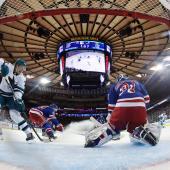 Macklin Celebrini (l.) scored San Jose's victory at Madison Square Garden. © APA / SARAH STIER
