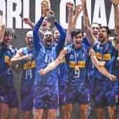 Simone Giannelli (with World Cup trophy) and his teammates on the podium after the victorious final against Bulgaria.