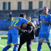 Simone Zanon (à gauche) réchauffe son coach. © Carrarese Calcio / Carrarese Calcio