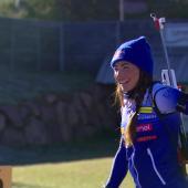 Que font les athlètes de sports d'hiver lorsqu'il n'y a pas de neige dans ce pays ? La superstar du biathlon Dorothea Wierer a pris la caméra de SportNews et a offert aux lecteurs un aperçu rare des coulisses. Elle a également interviewé Hannah Auchentaller, Rebecca Passler et Christoph Pircher, de l'équipe nationale italienne. On comprend vite : ce que font les biathlètes avant la saison de la Coupe du monde n'est pas totalement sûr. © stol