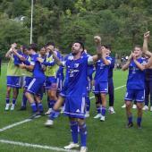 Dans notre sélection footballistique du lundi, nous nous penchons sur la Serie D, où le FC Obermais monte en puissance. Une erreur catastrophique de leurs adversaires a permis aux nouveaux venus de célébrer sur la Lahn. Nous vous proposons également des extraits des matchs de Ligue régionale de Vinschgau entre Naturns et Latsch et de la rencontre entre Leifers et Olimpia Meran. © stol