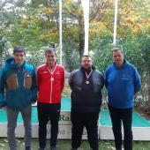 Un minigolfeur de classe mondiale célèbre sa cinquième victoire en tournoi à Algund.