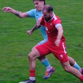 Alex Gius (Nals, left) in the fight for the ball with Kaltern captain Samuel Pürgstaller (right).