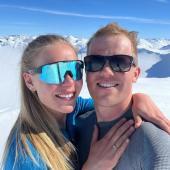 Le champion de biathlon avec sa femme.