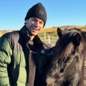L'attaquant vedette de Bolzano, Shane Gersich, pose avec un cheval islandais. © Instagram
