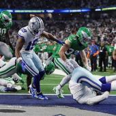 Die Dallas Cowboys (in weiß) legten eine fulminante Aufholjagd hin. © APA / STACY REVERE