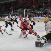 Les attaquants du HCB ont décoché 44 tirs au but adverse ; on aurait presque plaint le gardien David Madlener. © M. Mair