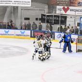 The Zell am See ice hockey team celebrates in the Weihenstephan Arena. © Oskar Brunner