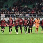 Les joueurs milanais se tenaient la main sous les acclamations de leurs supporters. © APA/afp / ISABELLA BONOTTO
