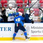 Italien-Stürmer Nick Saracino beförderte einen Gegenspieler kopfüber auf die Ersatzbank. © Vanna Antonello