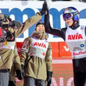 Japans Skisprung-Asse jubeln. © APA/afp / GEIR OLSEN