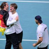 Kevin Krawietz et Tim Puez félicitent Alexander Zverev (à gauche) après sa victoire. © APA/afp / TIZIANA FABI