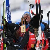 Lisa Vittozzi (oben) feiert ihr Weltcup-Comeback in der Damen-Staffel. © APA/afp / CHRISTOF STACHE