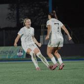 Nadine Nischler (right) led Como to victory.