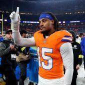 Nik Bonito célèbre la victoire avec les Broncos de Denver. © APA / JAMIE SCHWABEROW