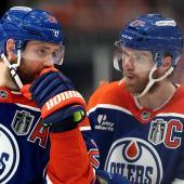 Il faut qu'on parle : Leon Draisaitl et Connor McDavid s'inquiètent pour leurs Oilers. © GETTY IMAGES NORTH AMERICA / STEPH CHAMBERS