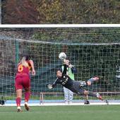 Roma-Torfrau Rachele Baldi hält den Elfmeter von Nadine Nischler.