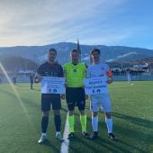 Setzten vor Anpfiff ein klares Zeichen gegen Gewalt an Frauen: Von links Latzfons-Kapitän Stefan Kerschbaumer, Schiedsrichter Johannes Tappeiner und Alexander Falkensteiner (Kapitän Kiens).