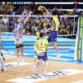 Simone Giannelli (Mitte) bei einem Blockversuch im Spiel gegen Modena.