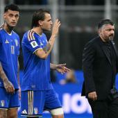 Unter Pfiffen schlichen Gianluca Scamacca, Mateo Retegui und Gennaro Gattuso nach der Partie vom Rasen. © APA/afp / STEFANO RELLANDINI