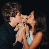 Beaucoup d'amour sur cette photo (de gauche à droite) : le pilote Ferrari Charles Leclerc, son chien Leo et sa compagne Alexandra Saint Mleux. © Réseaux sociaux