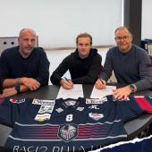 Viktor Eriksson signing his contract with sporting director Paolo Bonazzo and president Karl Pichler.