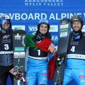 Das Podest in Mylin mit Benjamin Karl, Maurizio Bormolini und Aaron March. © Miha Matavz / FIS