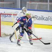 Diego Cuglietta will mit den Rittner Buam einen Sieg gegen den HC Meran um Andreas Bernard. © Max Pattis