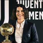 Eva Schatzer mit der Trophäe für den Golden Girl Italia Award 2025.