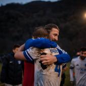 Felix Lintner herzte Doppeltorschütze Marco Paulmichl nach dem Sieg gegen Cjarlins Muzane. Der Vinschger bleibt, doch Lintner verlässt Obermais. © P. Schwienbacher
