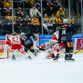 Gegen Wien war viel los vor dem Tor von Sam Harvey. © Manfred Szieber