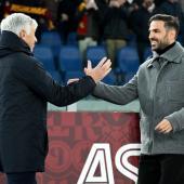 Gian Piero Gasperini (links) schlug mit der Roma Como um dessen Trainer Cesc Fabregas. © ANSA / ETTORE FERRARI