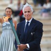 Giovanni Malagò mit der brennenden Olympia-Fackel in der Hand. © ANSA / ORESTIS PANAGIOTOU