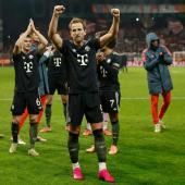 Harry Kane (vorne) und die Bayern-Spieler waren nach dem knappen Sieg erleichtert. © APA/afp / ODD ANDERSEN