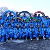 Der Internationale Rodelverband FIL hat am vergangenen Wochenende auf dem neuen Olympia-Eiskanal in Cortina d’Ampezzo ein Testrennen veranstaltet. Bei der Olympia-Generalprobe fuhr das heimische Doppel Andrea Vötter/Marion Oberhofer auf Platz 2, im Herren-Doppel kamen Emanuel Rieder/Simon Kainzwaldner auf Rang 5. Im Einsitzer hatte Dominik Fischnaller wegen Nackenschmerzen auf einen Start verzichtet, ist aber dennoch guter Dinge, während Verena Hofer und Sandra Robatscher im Einsitzer der Damen das Testrennen auf den Plätzen 6 und 7 beendeten. Die Teamstaffel mit Hofer-Rieder/Kainzwalder-Leon Felderer-Vötter/Oberhofer belegte Rang 3. SportNews war mit der Kamera vorort und hat die Südtiroler Kufen-Stars begleitet. © stol