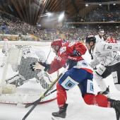 Jason Akeson (left) during his performance in Switzerland. © ANSA / GIAN EHRENZELLER