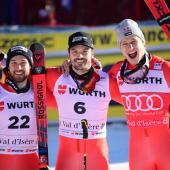 Luca Aerni, Loic Meillard und Marco Odermatt strahlen in der französischen Sonne. © APA/afp / OLIVIER CHASSIGNOLE