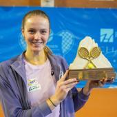 Martyna Kubka strahlt mit der Trophäe nach ihrem Erfolg in Gröden. © Alex & Diego Runggaldier