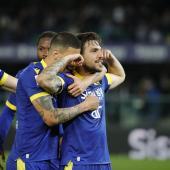Simone Verdi celebrates after scoring for Hellas Verona in Serie A. © ANSA / EMANUELE PENNACCHIO