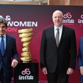 Um diesen Pokal geht's beim Giro d'Italia. Im Bild: RCS-Präsident Urbano Cairo (links), Bulgariens Präsident Rosen Zhelyazkov und Sportminister Andrea Aboldi (rechts). © ANSA / MAURIZIO BRAMBATTI
