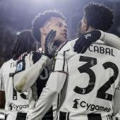 Weston McKennie herzt Juventus-Siegtorschütze Juan Cabal. © ANSA / SERENA CAMPANINI