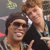 Zwei Superstars auf einem Bild: Jannik Sinner mit Ronaldinho. © Instagram