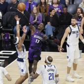 Dennis Schröder feierte mit den Kings einen Sieg. © ANSA / JOHN G. MABANGLO