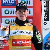 Domen Prevc bleibt das Maß aller Dinge. © APA/afp / TOSHIFUMI KITAMURA