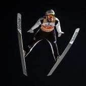 Domen Prevc a mené la Slovénie à la victoire. © APA/afp / PHILIPP GUELLAND