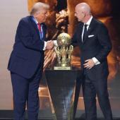 Donald Trump (hier mit FIFA-Präsident Gianni Infantino) wird den WM-Pokal überreichen. © APA/GETTY IMAGES NORTH AMERICA / ANDREW HARNIK