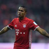 Douglas Costa steht vor einem Wechsel in die Serie D. © AFP / CHRISTOF STACHE
