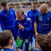 Italiens Cheftrainer Bob Hanning (Bildmitte) seht vor dem EM-Debüt für Italien.