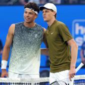 Jannik Sinner trifft auf Ben Shelton. © APA/afp / DAVID GRAY